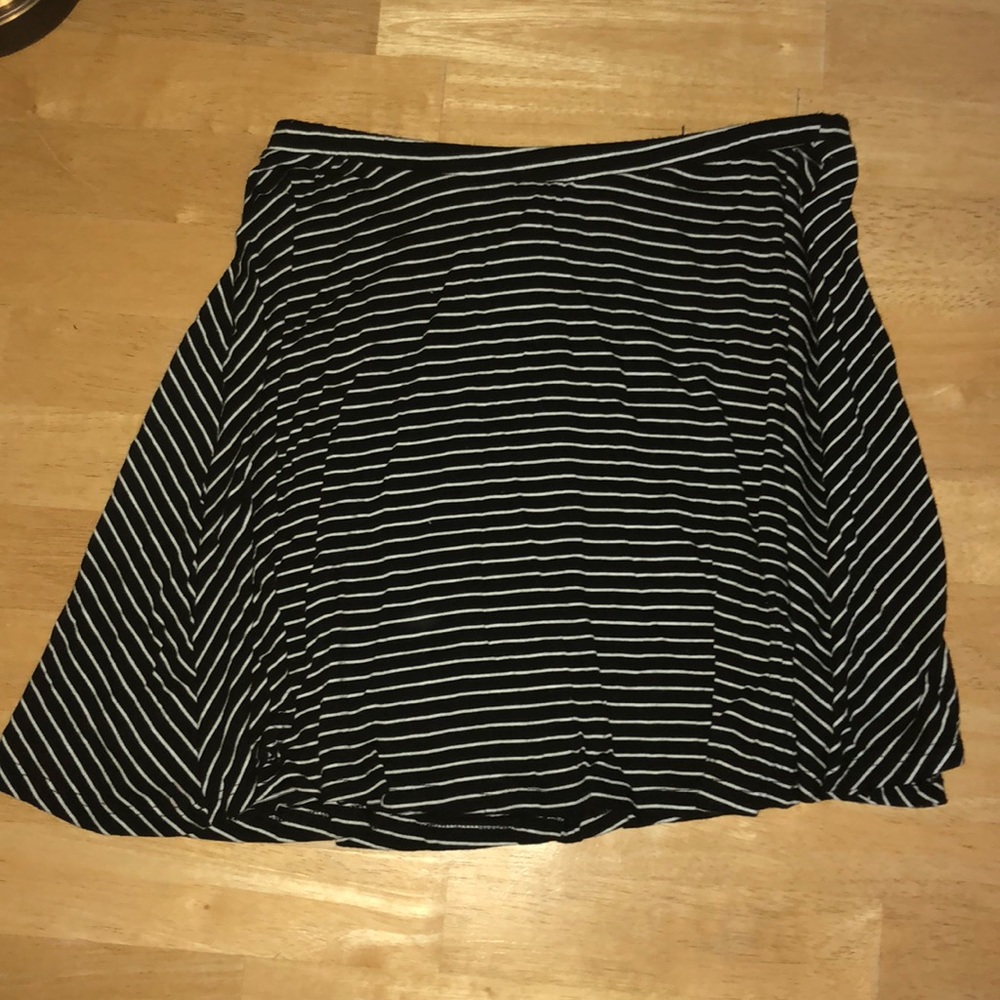 BRAND NEW - Black and white stripped skirt